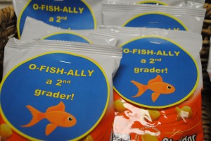 These Goldfish Snack Toppers are a great addition to an end of the year or back to school snack. Add to a snack bag of Goldfish Crackers and you have a fun treat!
